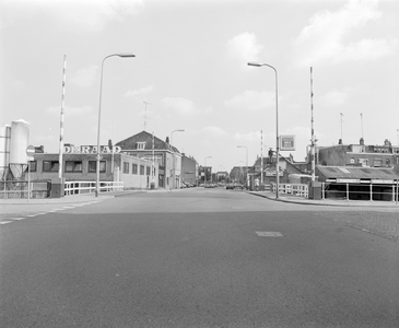 83542 Gezicht op de David van Mollembrug over de Vecht te Utrecht, vanuit de David van Mollemstraat, met links Bakkerij ...